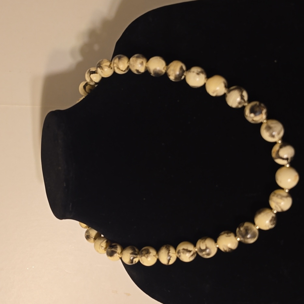 Chic Marble-Effect Beaded Necklace